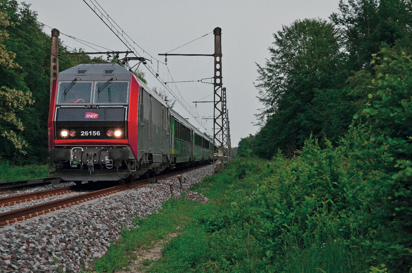 La BB 26156, en tête d’un Clermont-Ferrand - Paris traverse la forêt de Fontainebleau (20 mai 2020).