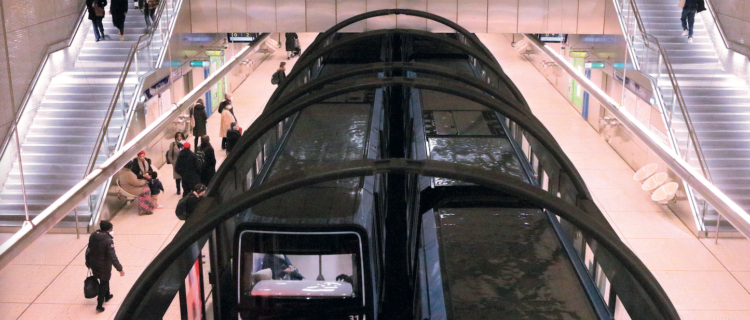 Sur la ligne 14, une rame arrive dans la station Pont Cardinet, en direction d’Olympiades.