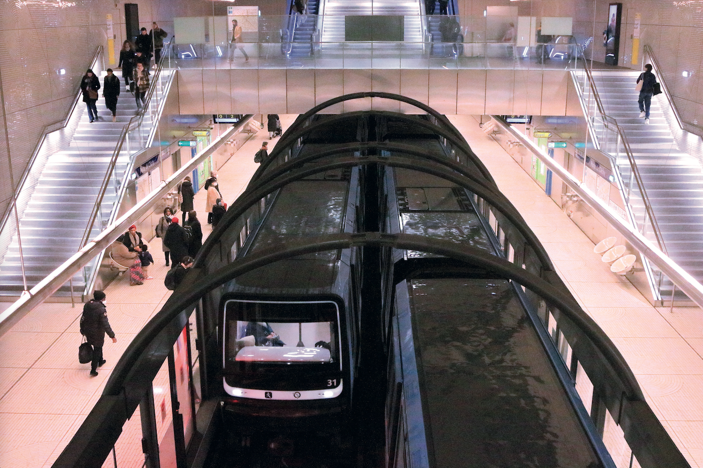 Sur la ligne 14, une rame arrive dans la station Pont Cardinet, en direction d’Olympiades.