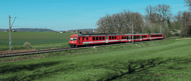 La RBDe 567-182 vient de quitter Bonfol au train R 26435 Bonfol - Porrentruy (5 avril 2025).
