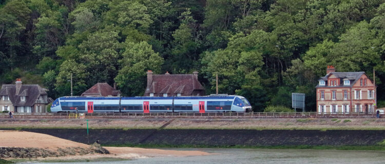 Passant le long du port de Houlgate, l’X 76517/18 rénové assure le train 852514 Cabourg - Deauville (6 juillet 2024 ; L. Thomas).