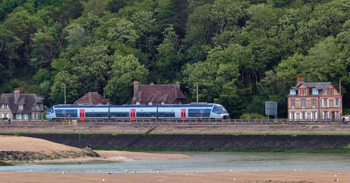 Passant le long du port de Houlgate, l’X 76517/18 rénové assure le train 852514 Cabourg - Deauville (6 juillet 2024 ; L. Thomas).