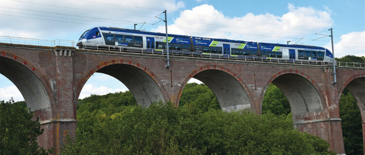 Un TER Amiens - Rouen, avec rame Hauts-de-France, franchit le viaduc de Poix-de-Picardie (5 septembre 2022 ; B. Collardey).