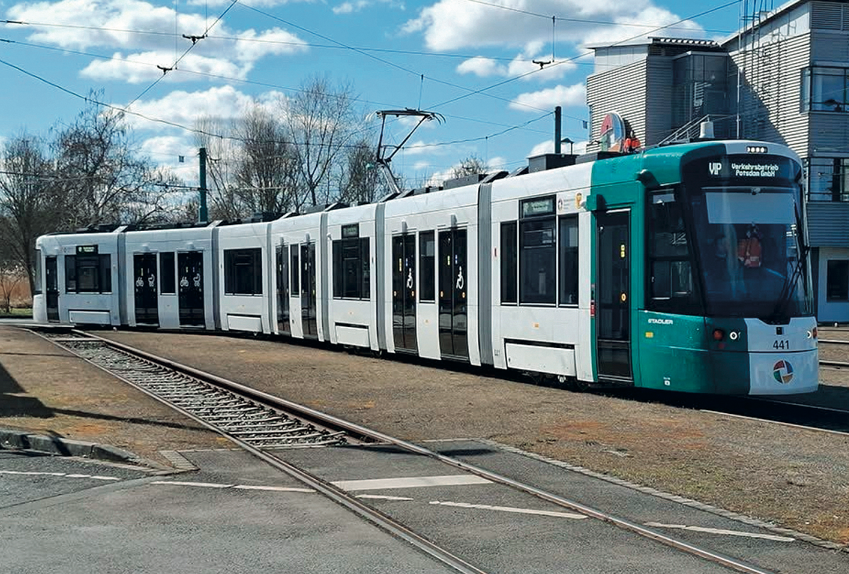 Le premier Tramlink 441 est arrivé le 13 mars à Potsdam en provenance du site Stadler espagnol de Valence (24 mars 2025).