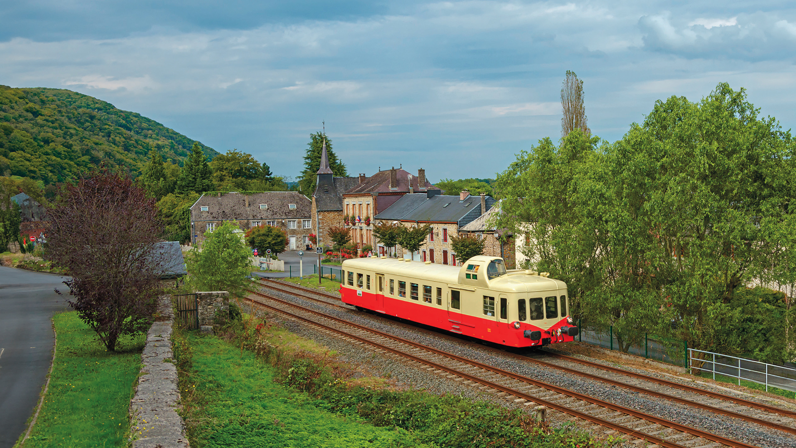 L’X 3943 passe devant le village de Montigny-sur-Meuse le 22 septembre 2024 (P. Dumont).