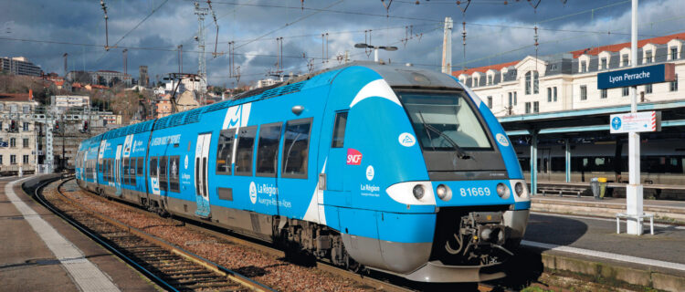 L’arrivée de rames à deux niveaux permet de réaffecter les rames à un niveau Régiolis et AGC. En photo, l’AGC B 81669/70 Lyon-Vaise - Bourg-en-Bresse arrivant à Lyon-Perrache (23 janvier 2025).