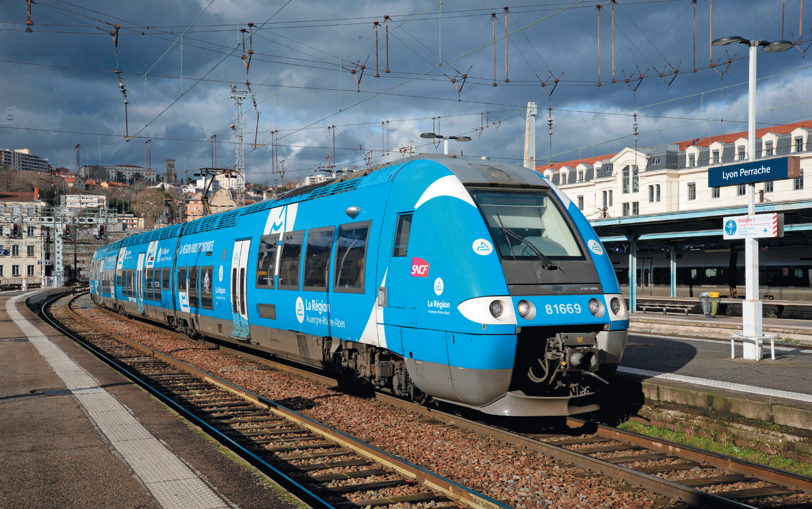 L’arrivée de rames à deux niveaux permet de réaffecter les rames à un niveau Régiolis et AGC. En photo, l’AGC B 81669/70 Lyon-Vaise - Bourg-en-Bresse arrivant à Lyon-Perrache (23 janvier 2025).