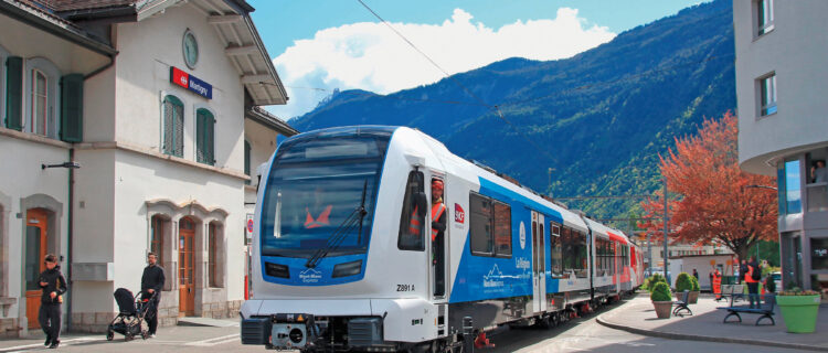 Une fois déchargée, la Z 891 traverse la place de la gare de Martigny poussée par l’automoteur « Bobby » pour rejoindre l’atelier de Vernayaz (24 avril 2025).