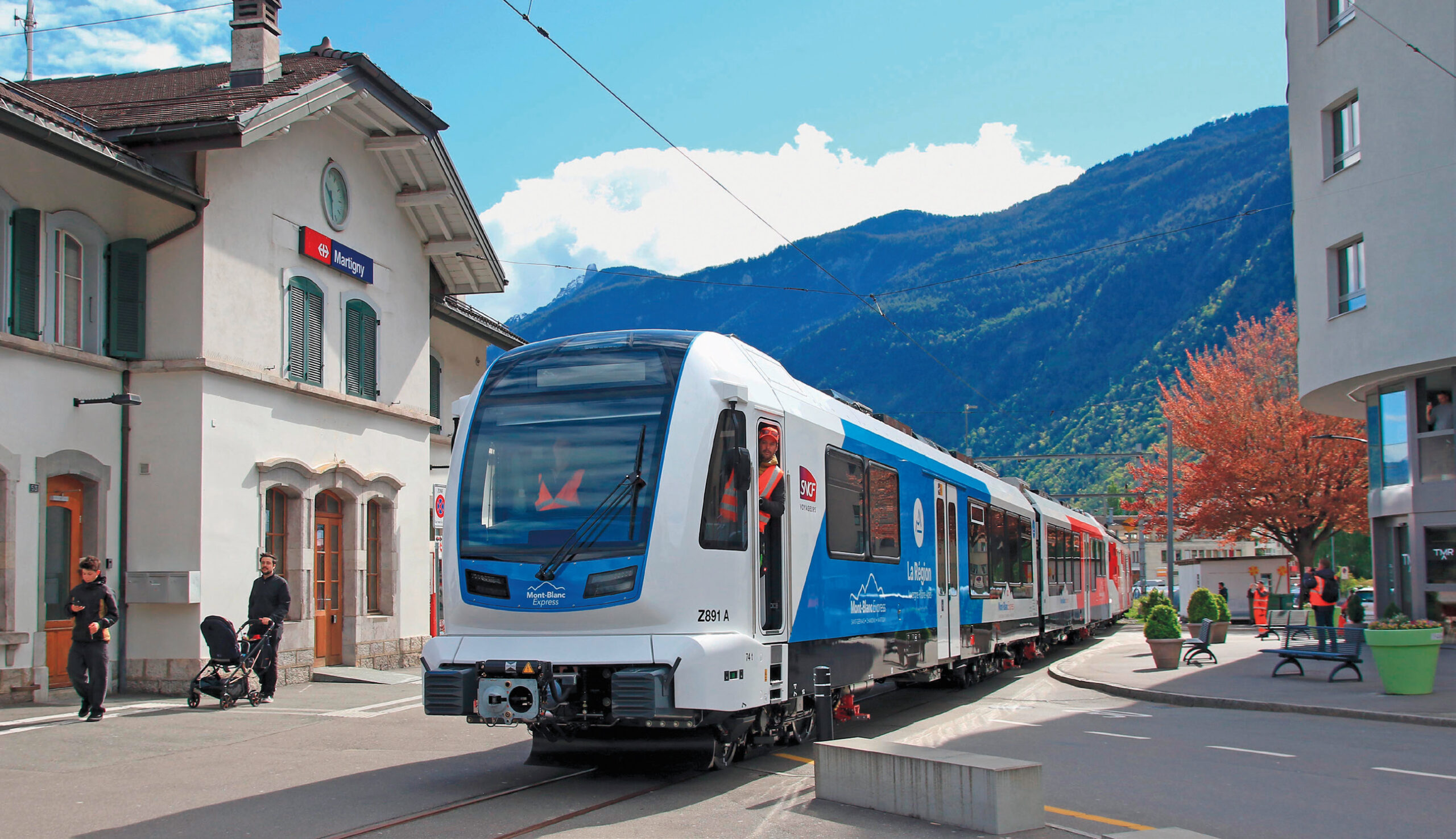 Une fois déchargée, la Z 891 traverse la place de la gare de Martigny poussée par l’automoteur « Bobby » pour rejoindre l’atelier de Vernayaz (24 avril 2025).