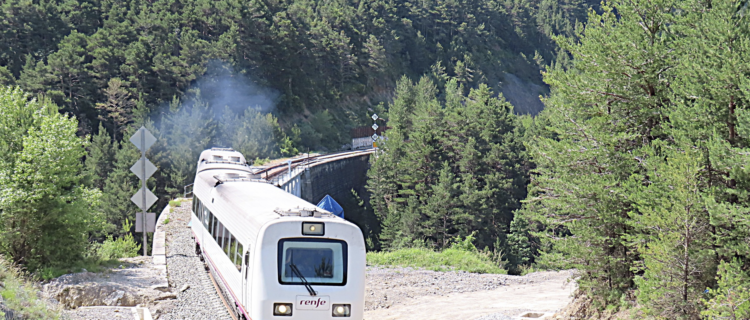 Première circulation commerciale du 9 juin 2025 de Saragosse à Canfranc assurée par un TRD (train régional diesel) 594.