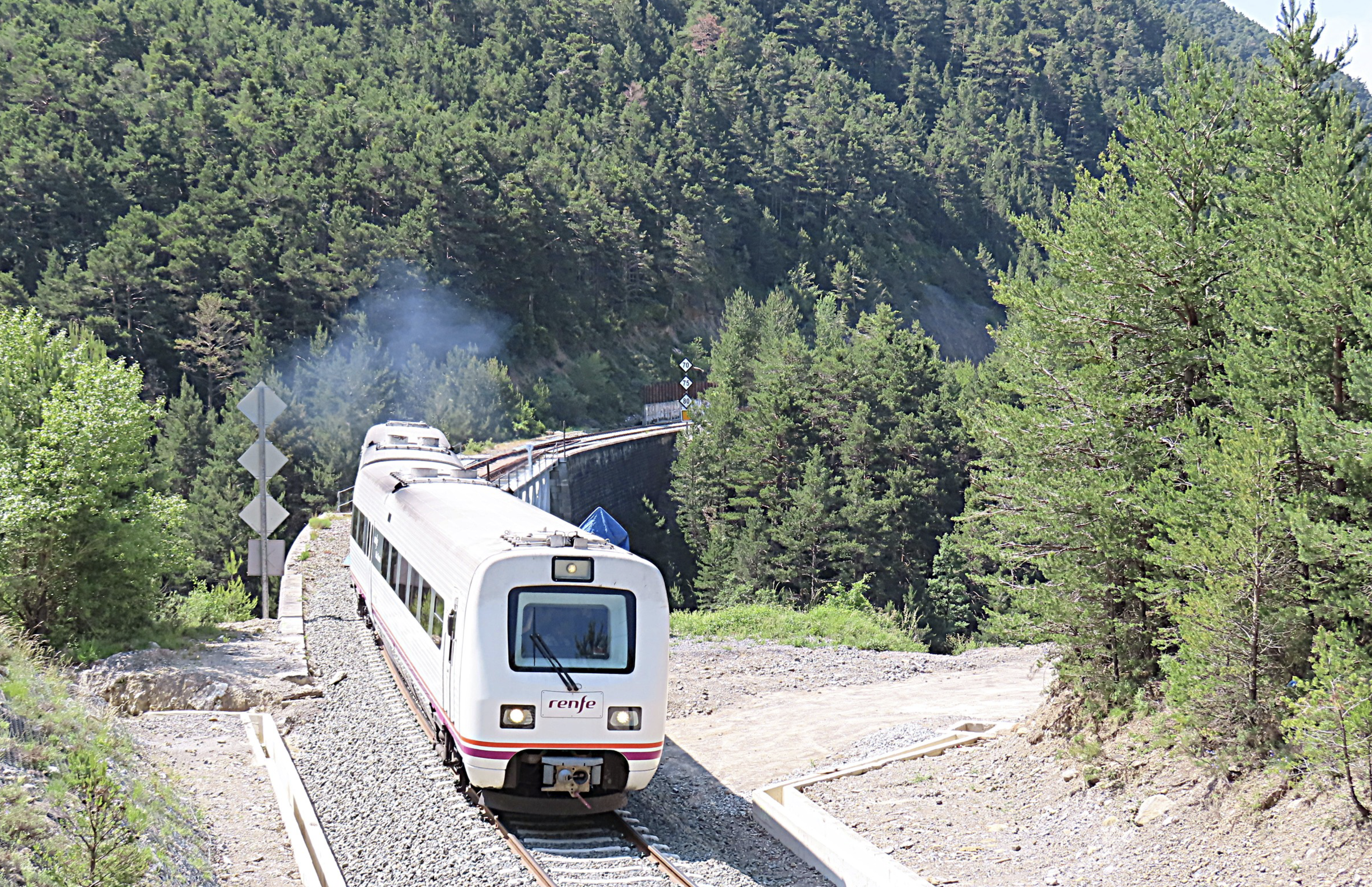 Première circulation commerciale du 9 juin 2025 de Saragosse à Canfranc assurée par un TRD (train régional diesel) 594.