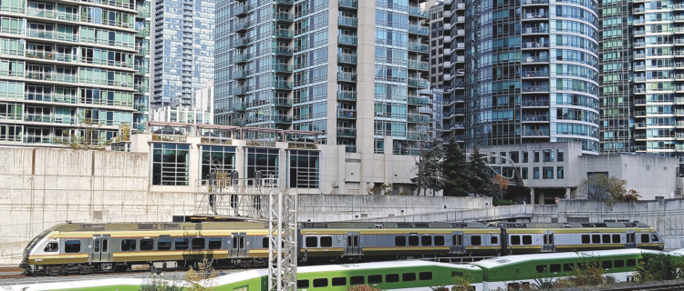 Vues à la gare Union de Toronto, une rame à deux niveaux de Go-Transit et une rame à trois caisses qui se dirige vers Pearson (30 oct. 2024). © B. Vieu