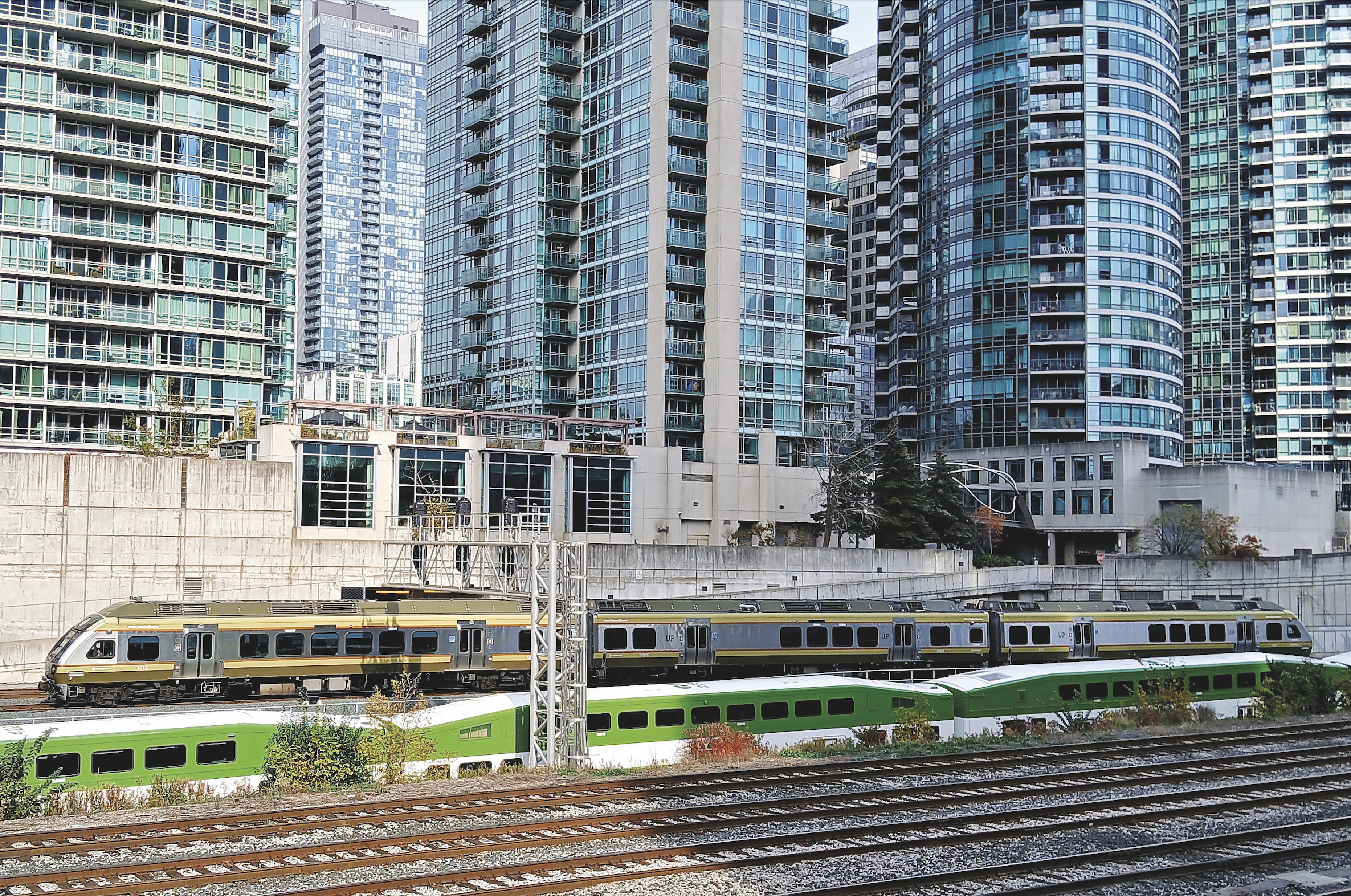 Vues à la gare Union de Toronto, une rame à deux niveaux de Go-Transit et une rame à trois caisses qui se dirige vers Pearson (30 oct. 2024). © B. Vieu