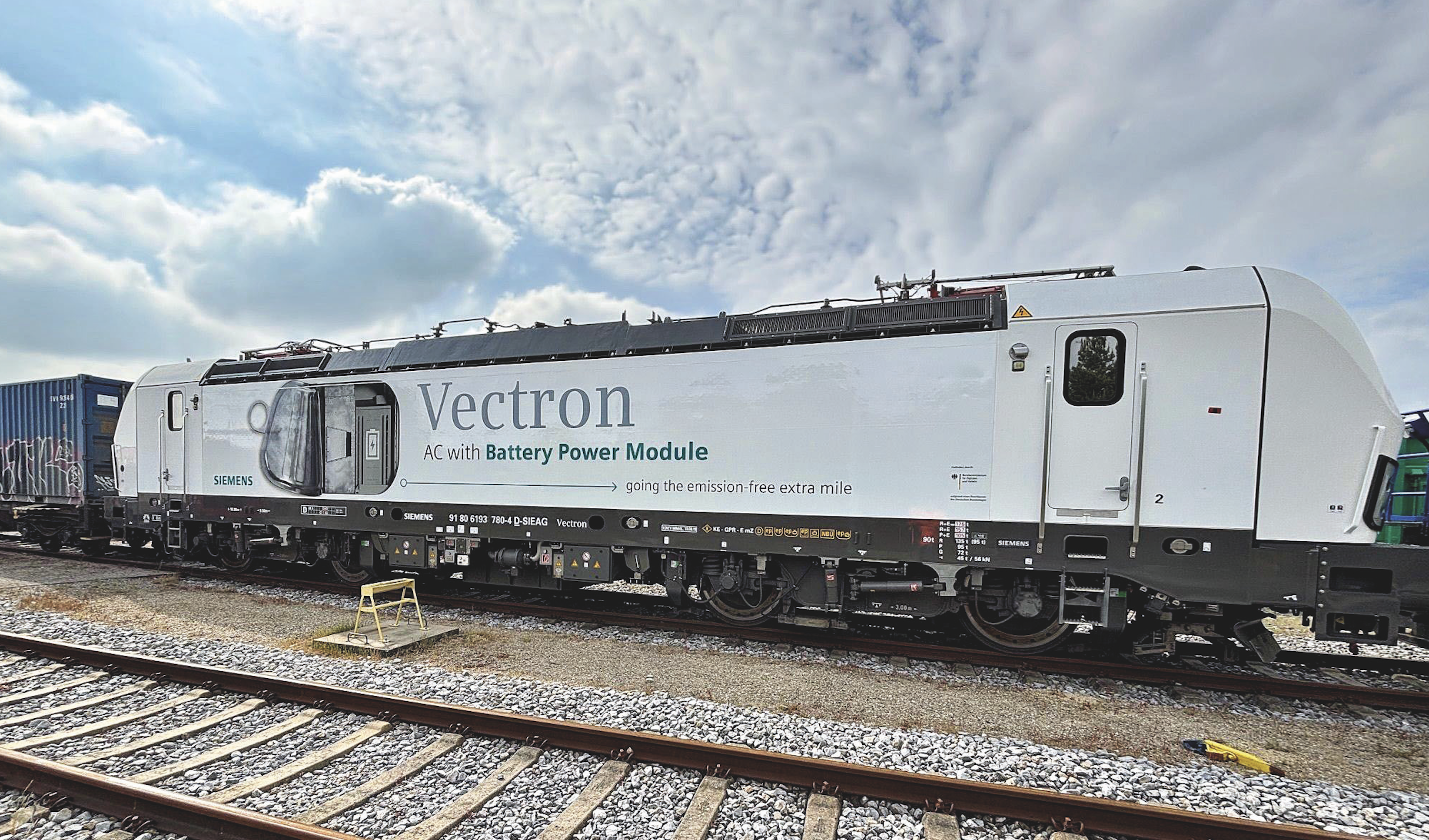 Siemens Mobility présentait à InnoTrans la Vectron bimode 248 500 en livrée DB (26 septembre 2024).