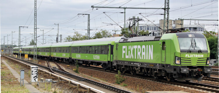 Le train FLX 1238 Berlin Südkreuz - Cologne Hbf, remorqué par la Vectron 193 865-3 appartenant à MRCE et louée à cette époque à SVG Stuttgart sous-traitant de FlixTrain, est aperçu peu avant Berlin Spandau où il arrivera à 18 h 34 (8 septembre 2020). © L. Levert