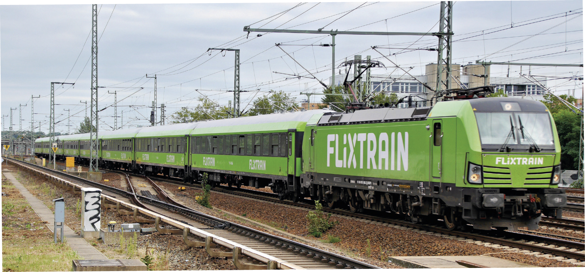 Le train FLX 1238 Berlin Südkreuz - Cologne Hbf, remorqué par la Vectron 193 865-3 appartenant à MRCE et louée à cette époque à SVG Stuttgart sous-traitant de FlixTrain, est aperçu peu avant Berlin Spandau où il arrivera à 18 h 34 (8 septembre 2020). © L. Levert