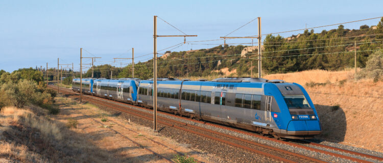Passage à Graveson d’une triplette d’X 72500 en charge du W (train vide) 786496 reliant Marseille-Blancarde à Portes (25 juillet 2019 ; L. Battestini).