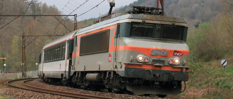 Comme déjà beaucoup de ses consoeurs, la BB 7300 a reçu de nouveaux phares à LED. Elle est vue arrivant à Lourdes en tête de l’Intercités de nuit 3731 Paris-Austerlitz - Tarbes, sous caténaire Midi typique de la région (2 avril 2025).