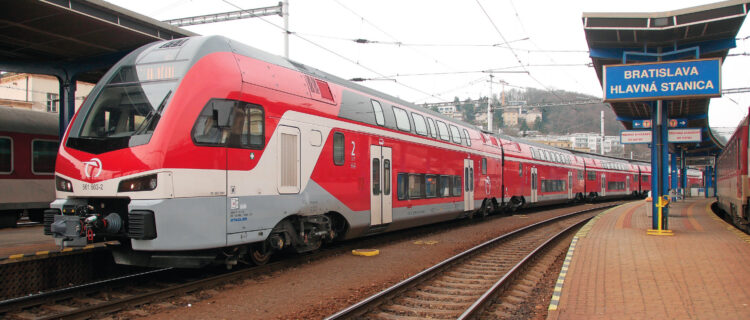 Le Kiss 561 103/603 des ZSSK stationne entre deux missions en gare Bratislava hlavná stanica (28 février 2024).