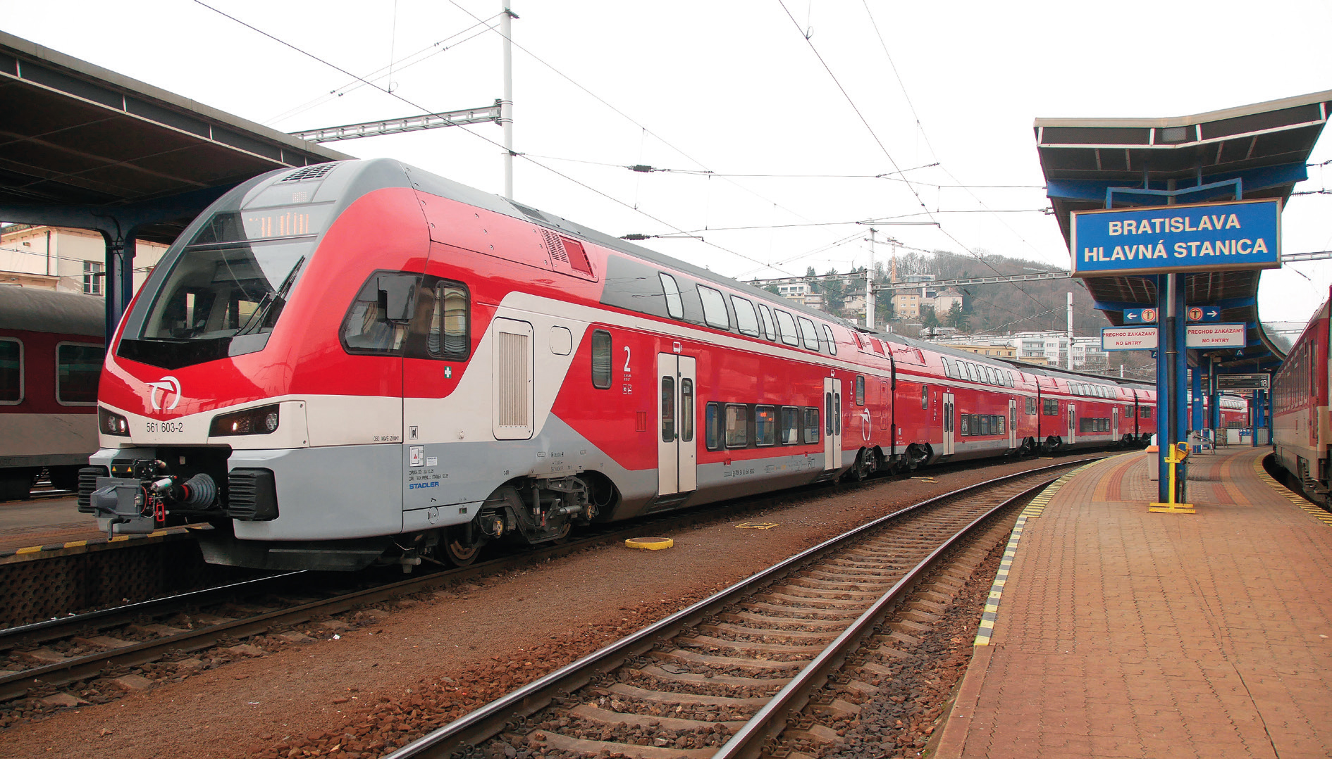 Le Kiss 561 103/603 des ZSSK stationne entre deux missions en gare Bratislava hlavná stanica (28 février 2024).
