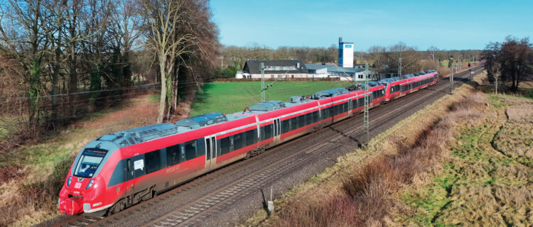 Le train RE 9 Brême Hbf - Osnabrück Hbf, assuré en attendant la mise en service des Coradia Max par une UM de Talent avec en tête le 442 280/780, est aperçu peu avant la gare de Bohmte, où il arrivera à 11 h 14 (28 janvier 2025).