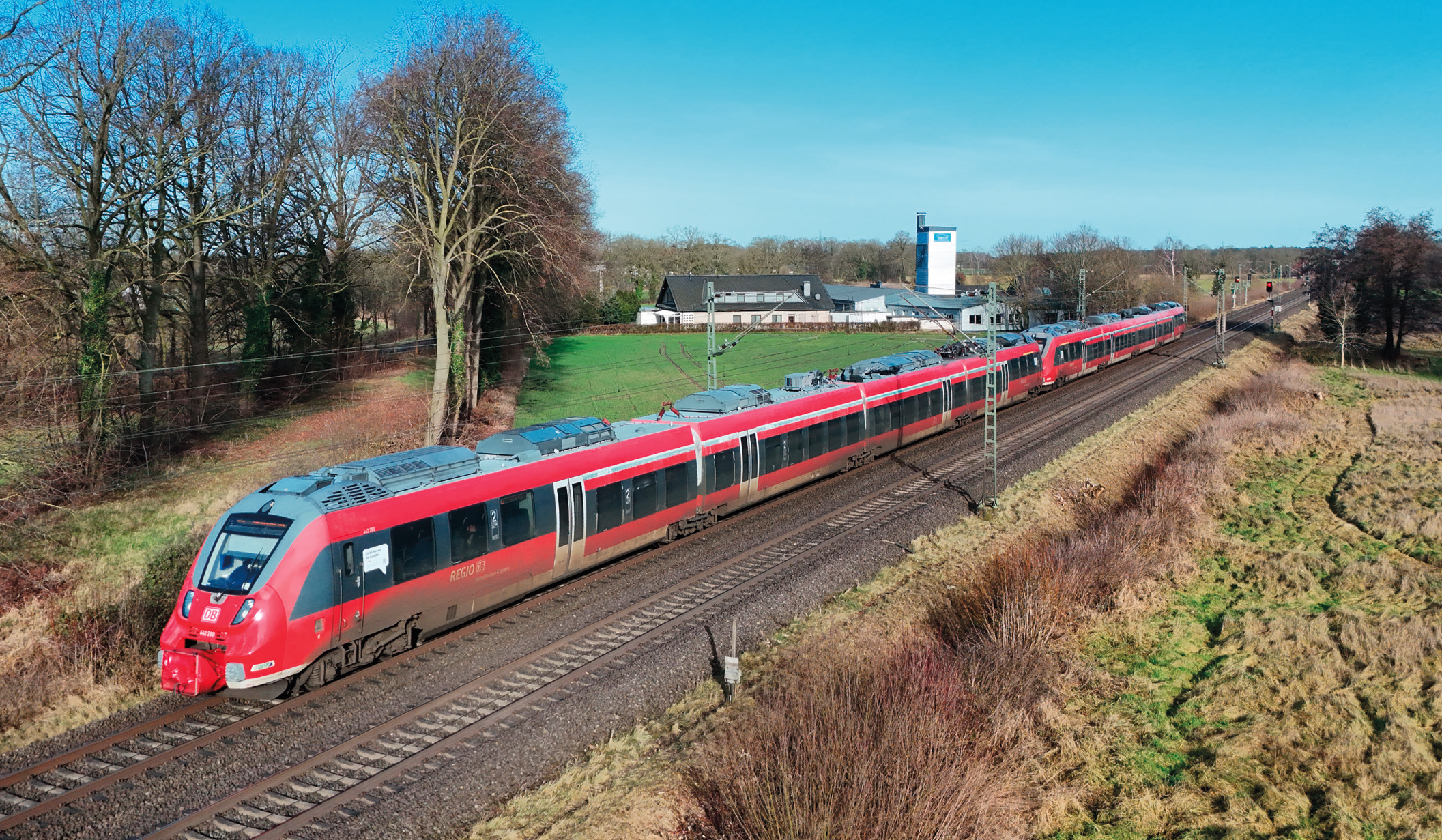 Le train RE 9 Brême Hbf - Osnabrück Hbf, assuré en attendant la mise en service des Coradia Max par une UM de Talent avec en tête le 442 280/780, est aperçu peu avant la gare de Bohmte, où il arrivera à 11 h 14 (28 janvier 2025).