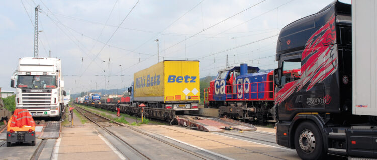 Opérations de chargement sur le terminal RAlpin de Fribourg (30 août 2007).