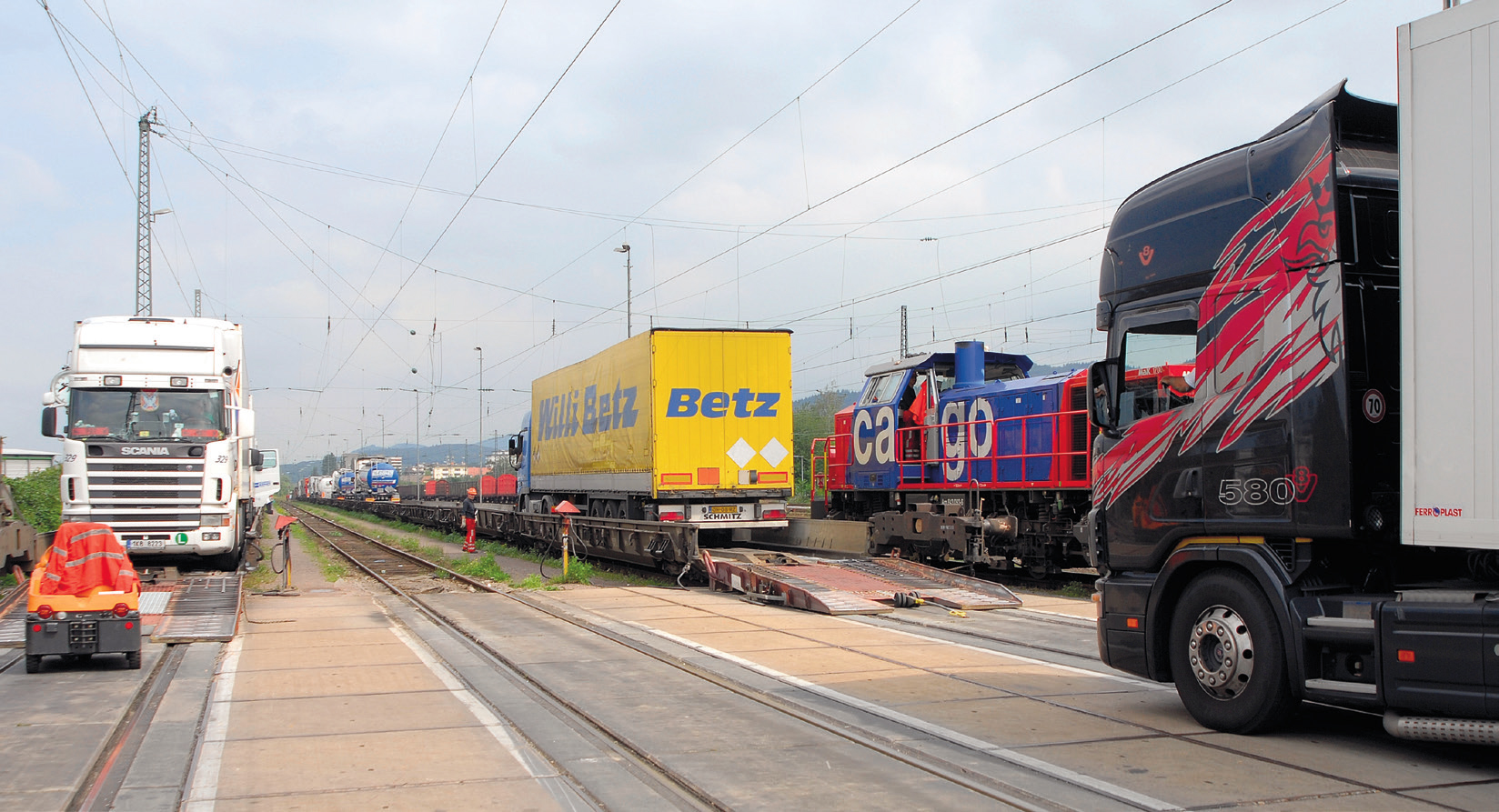 Opérations de chargement sur le terminal RAlpin de Fribourg (30 août 2007).