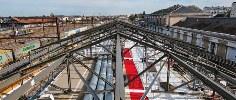 D’une largeur de 26 m pour 119 m de longueur et 11 m de hauteur, la grande halle voyageurs de la gare d’Angoulême en Charente est en pleine rénovation. Sur la toiture 840 modules photovoltaïques translucides seront déployés sur des lanterneaux de la verrière pour une puissance totale de 327,6 kW. La production permettra de couvrir environ 40 % des besoins en électricité de la gare. Le chantier, d’un montant total de 17,4 millions d’euros, devrait s’achever en mars 2026.