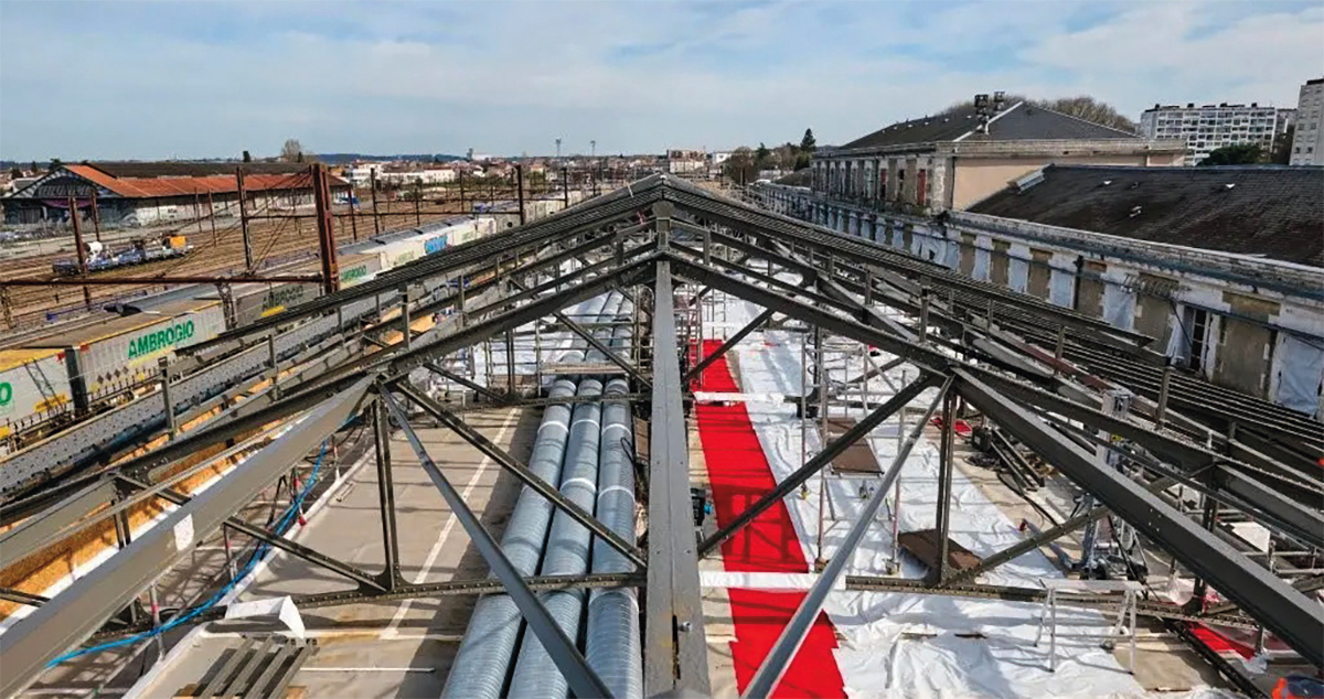 D’une largeur de 26 m pour 119 m de longueur et 11 m de hauteur, la grande halle voyageurs de la gare d’Angoulême en Charente est en pleine rénovation. Sur la toiture 840 modules photovoltaïques translucides seront déployés sur des lanterneaux de la verrière pour une puissance totale de 327,6 kW. La production permettra de couvrir environ 40 % des besoins en électricité de la gare. Le chantier, d’un montant total de 17,4 millions d’euros, devrait s’achever en mars 2026.