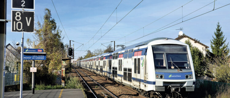 La rame 11 E pour Tournan arrive en gare des Yvris-Noisy-le-Grand le 22 novembre 2019. Noter à gauche les pancartes du point d’arrêt de la voie 2 (Francilien en haut et autres trains en dessous).