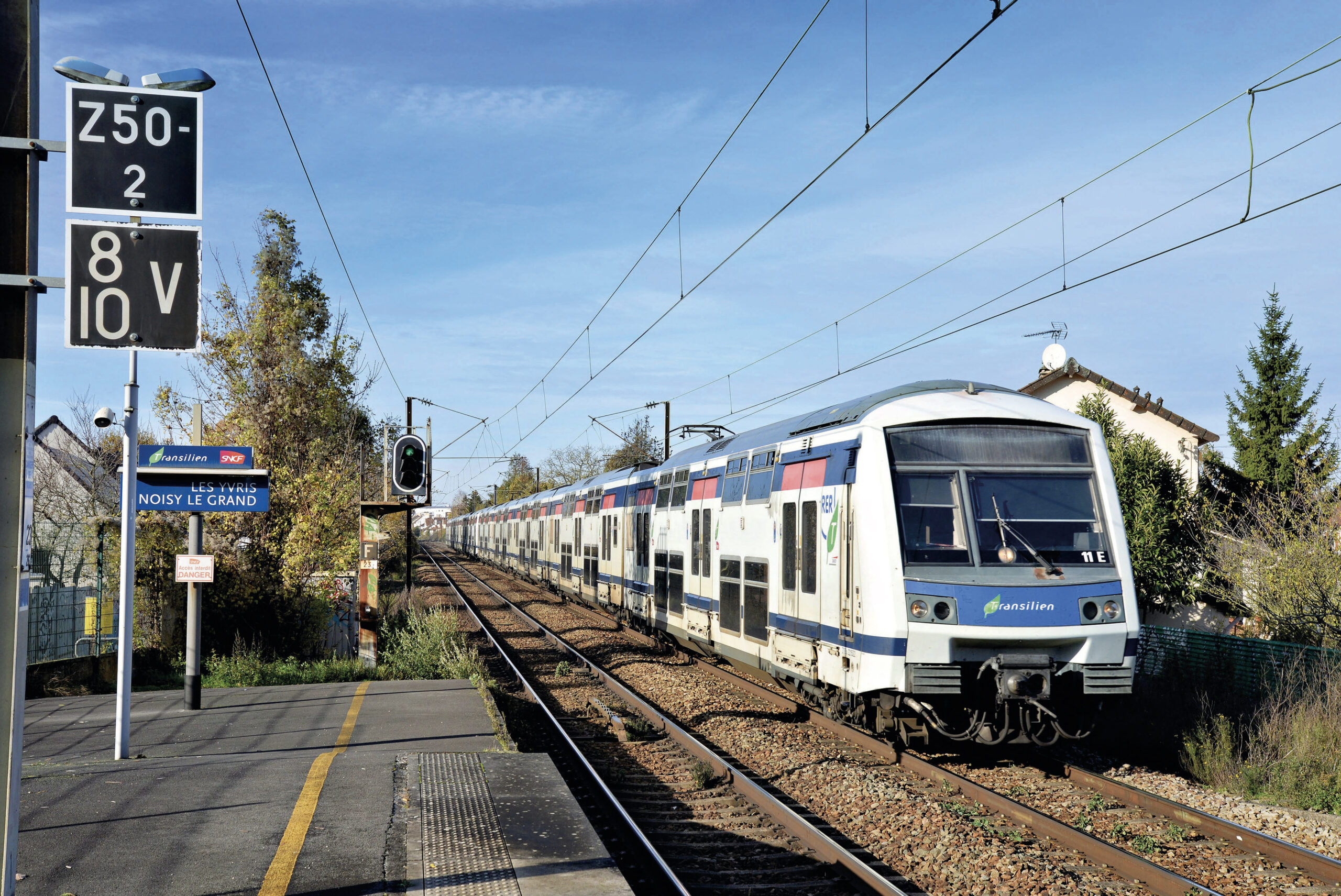 La rame 11 E pour Tournan arrive en gare des Yvris-Noisy-le-Grand le 22 novembre 2019. Noter à gauche les pancartes du point d’arrêt de la voie 2 (Francilien en haut et autres trains en dessous).