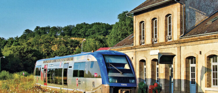 En gare de Felletin, cet A TER attend son prochain train du lendemain matin pour Limoges (28 juillet 2024 ; V. Bussereau).