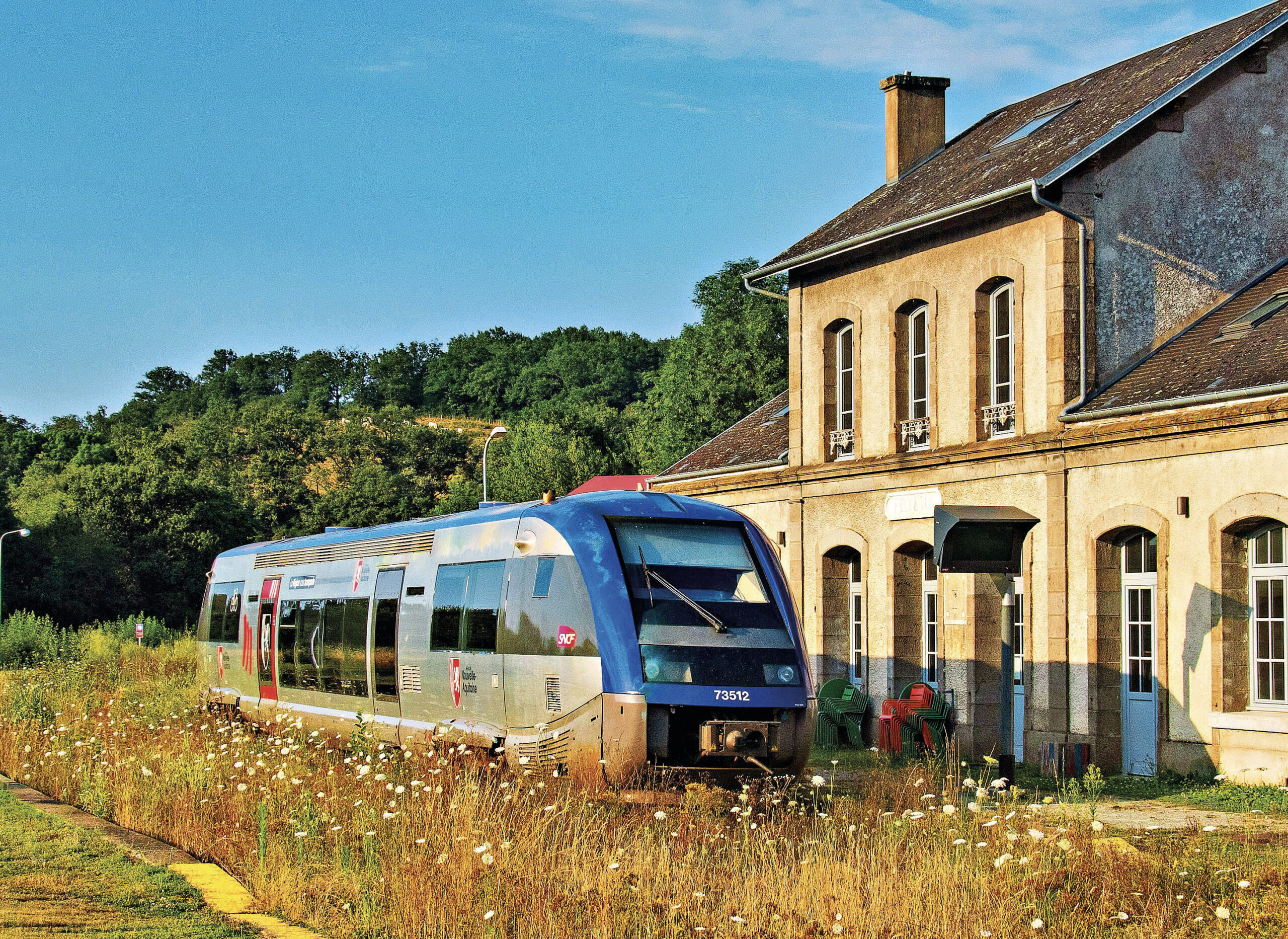 En gare de Felletin, cet A TER attend son prochain train du lendemain matin pour Limoges (28 juillet 2024 ; V. Bussereau).