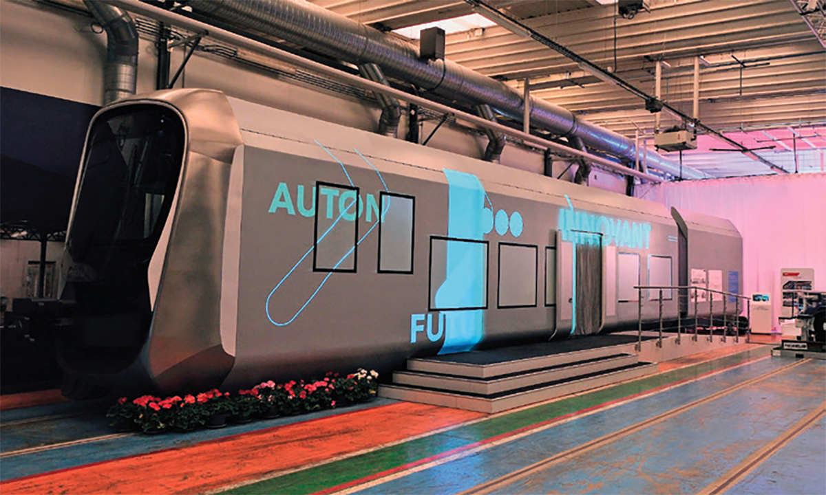 Maquette à l’échelle 1 du futur train léger innovant TELLi exposée sur le site de Ferrocampus.