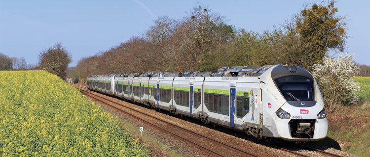 Les Régiolis B 84567/68 et 84583/84 en UM sont en charge du train 3420 Granville - Paris-Montparnasse, capturé lors de son passage à Godeneval le 4 avril 2021 (L. Battestini).