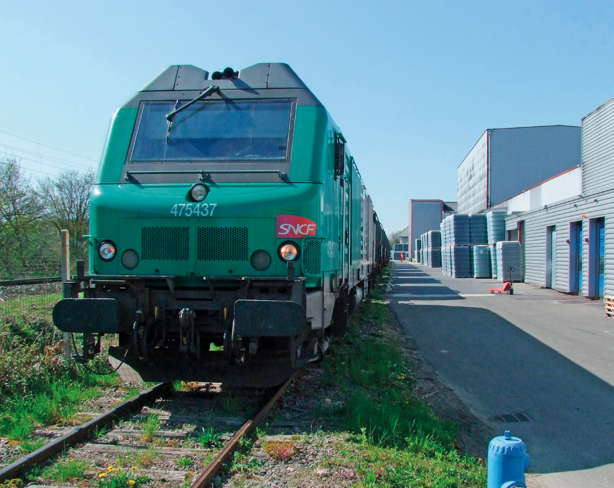 expédiée du nord-est de l’Italie, la rame est livrée trois jours après par Hexafret sur l’ITE de la Compagnie française des grands vins, fidèle utilisatrice train.