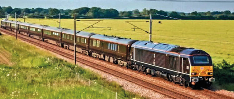 Le Train Royal, avec à bord Sa Majesté le Roi Charles III, 1Z82 Scarborough - Londres King’s Cross, avec en tête la locomotive diesel 67005 et en queue la 67006, passe au niveau de la bifurcation Croft Jcn (12 juin 2023).