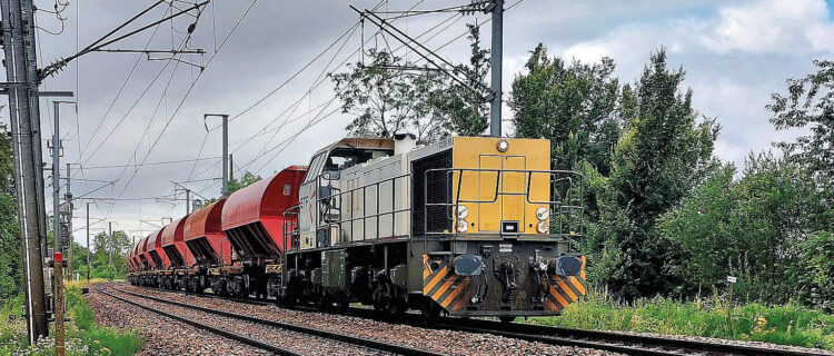 La locomotive G 1206 d’ETF tirant 12 wagons chargés à destination de l’ITE Stref de Tourville-la-Rivière s’époumone dans la rampe de Lécaude (Calvados).