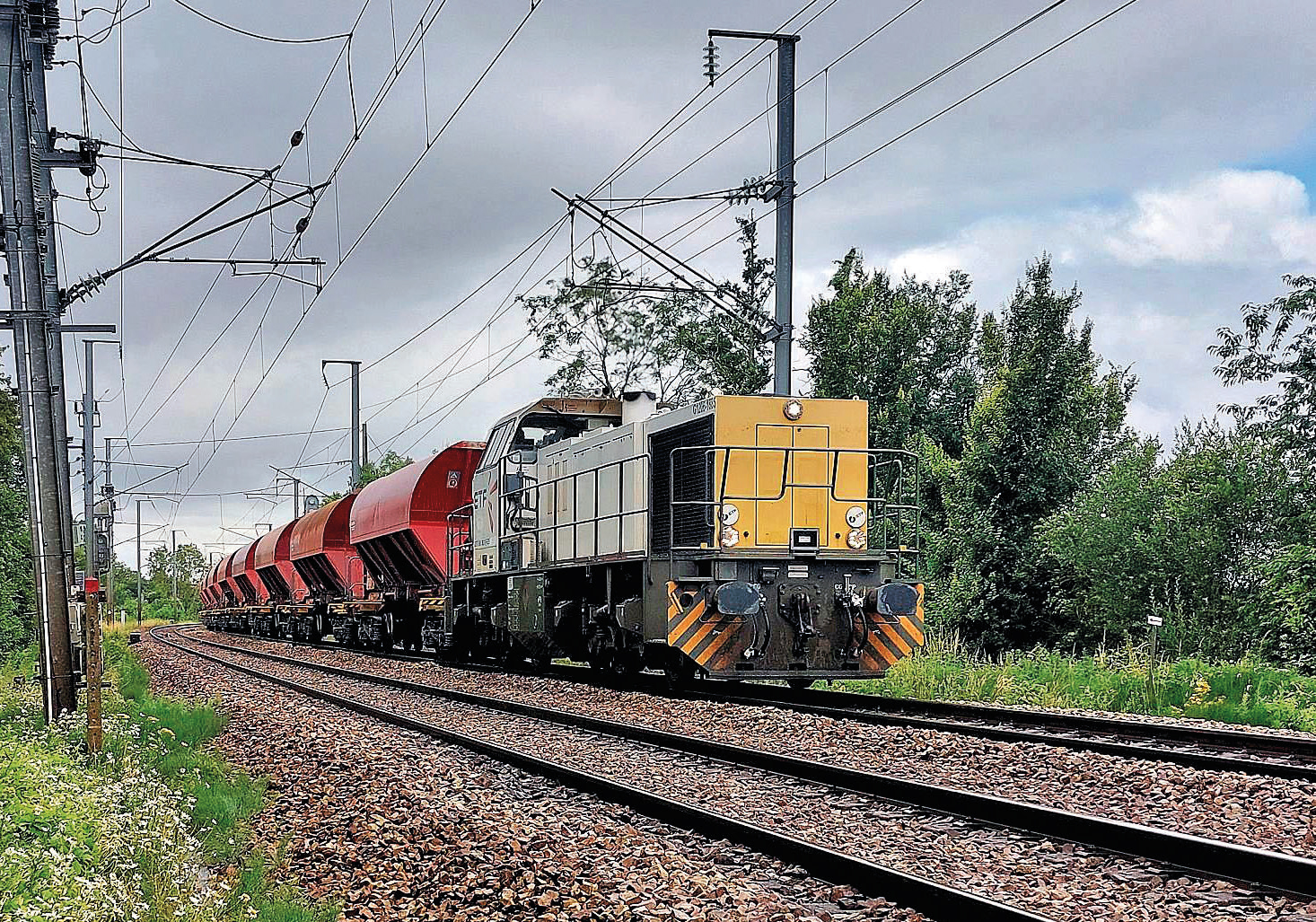 La locomotive G 1206 d’ETF tirant 12 wagons chargés à destination de l’ITE Stref de Tourville-la-Rivière s’époumone dans la rampe de Lécaude (Calvados).