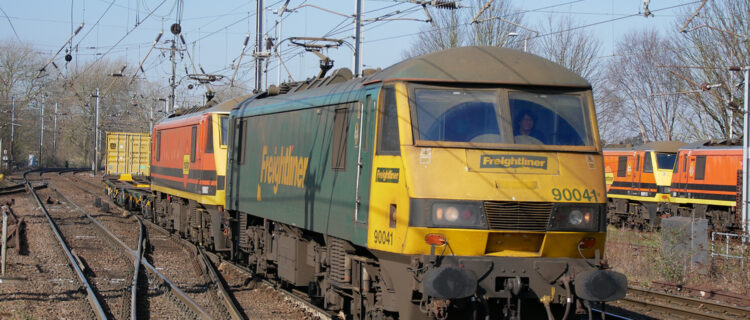: Un train de containers, remorqués par les locomotives électriques Class 90 90041 et 90007 de Freightliner, traverse la gare d’Ipswich (10 mars 2022)