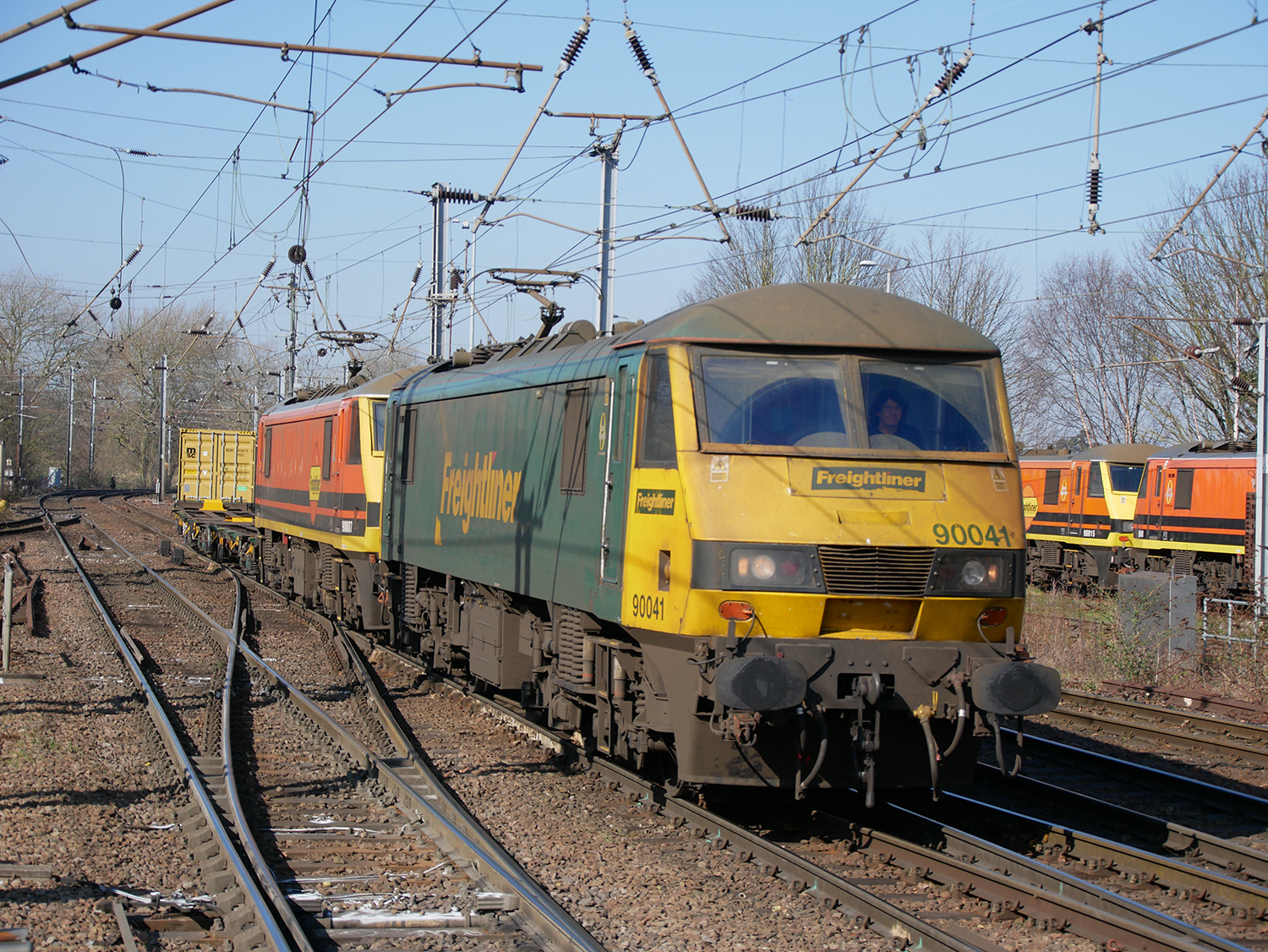 : Un train de containers, remorqués par les locomotives électriques Class 90 90041 et 90007 de Freightliner, traverse la gare d’Ipswich (10 mars 2022)
