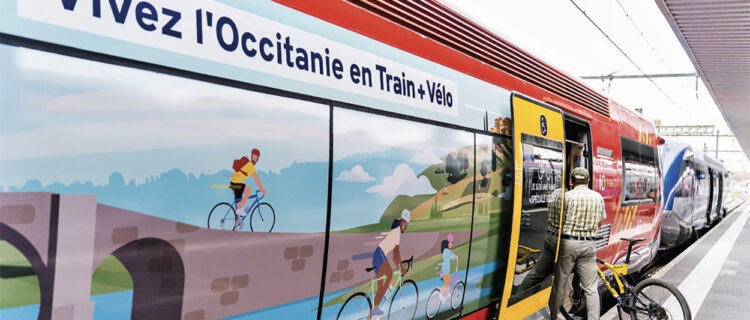 Le pelliculage spécifique de l’X 73633 entre les deux plateformes. Devant l’autorail dédié qui sera décroché à Figeac, un autre X 73500 qui assure la relation Toulouse - Aurillac (15 juillet 2025).