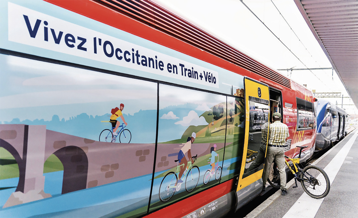 Le pelliculage spécifique de l’X 73633 entre les deux plateformes. Devant l’autorail dédié qui sera décroché à Figeac, un autre X 73500 qui assure la relation Toulouse - Aurillac (15 juillet 2025).