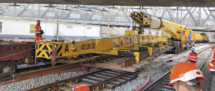 Sur le chantier de Paris-Est, la grue Kirow transporte l’appareil neuf à son emplacement (24 mai 2025).