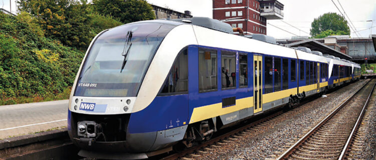 Le train NWB 82325 Osnabrück Hbf - Wilhelmshaven, assuré par une triplette de Lint 41 de Nord West Bahn partira de la gare inférieure d’Osnabrück Hbf (2 septembre 2014).
