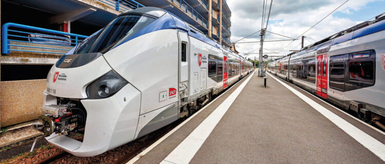 commande en cours de livraison, B 84811/12, en gare de Poitiers. SNCF