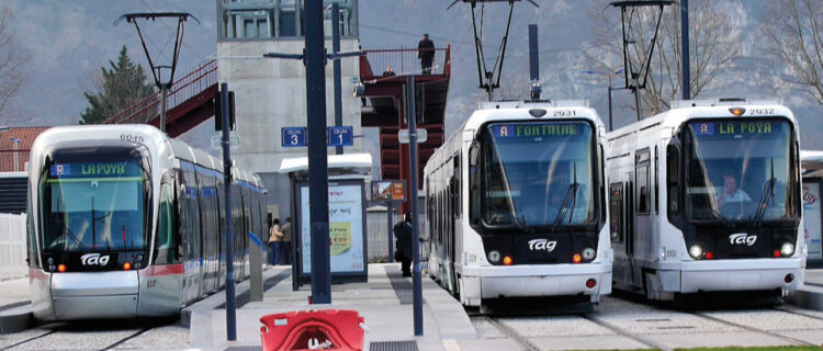 Au terminus de la ligne A Pont-de-Claix-L’Étoile stationnent de gauche à droite le Citadis 402 6045, et les TFS 2031 et 2032 (7 janvier 2020).