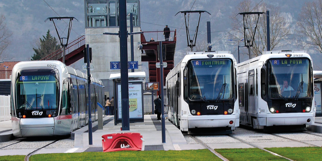 Au terminus de la ligne A Pont-de-Claix-L’Étoile stationnent de gauche à droite le Citadis 402 6045, et les TFS 2031 et 2032 (7 janvier 2020).