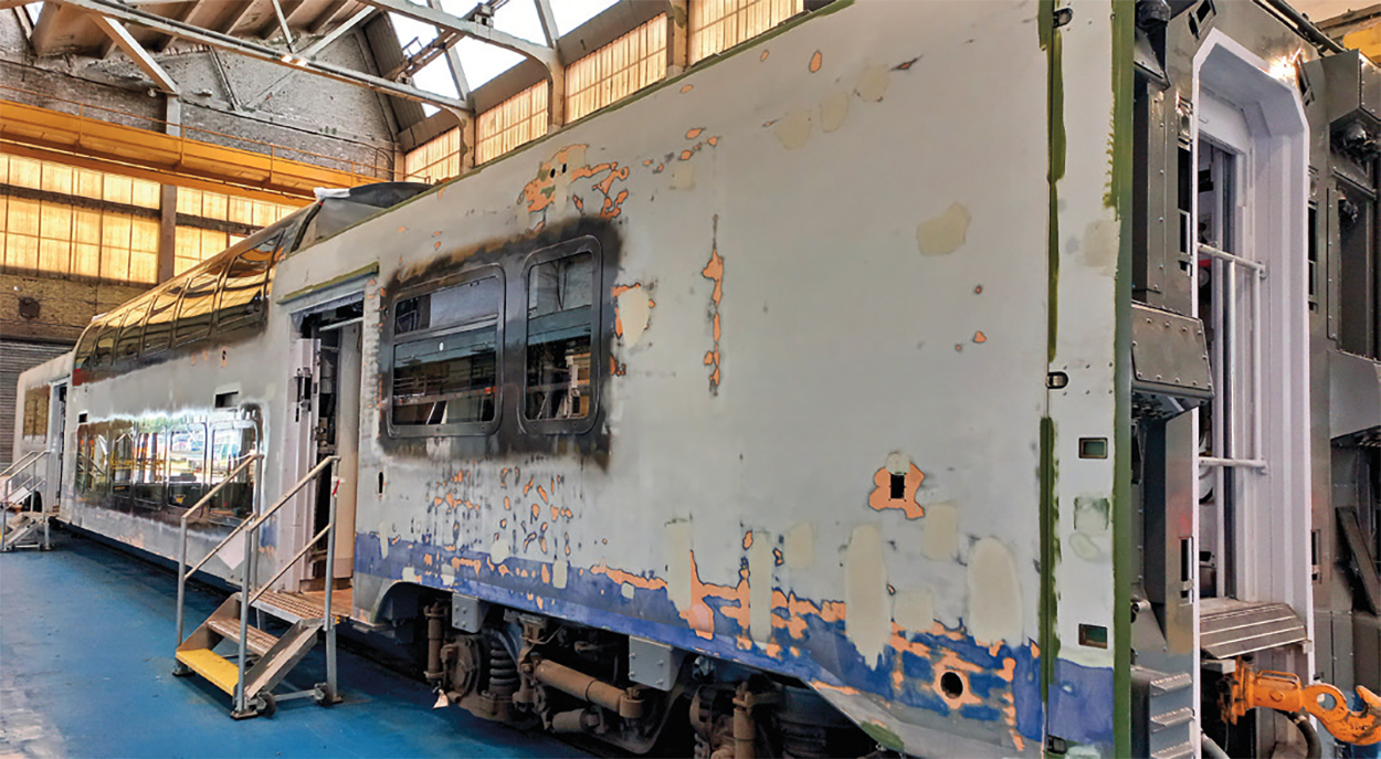 le B 82629/82630, premier B 82500 traité OpTER des Hauts-de-France et du programme, en cours de visite de sortie lors de la prise du cliché ;